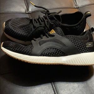 Women’s Black Sketchers Bob tennis shoes-size 7,5